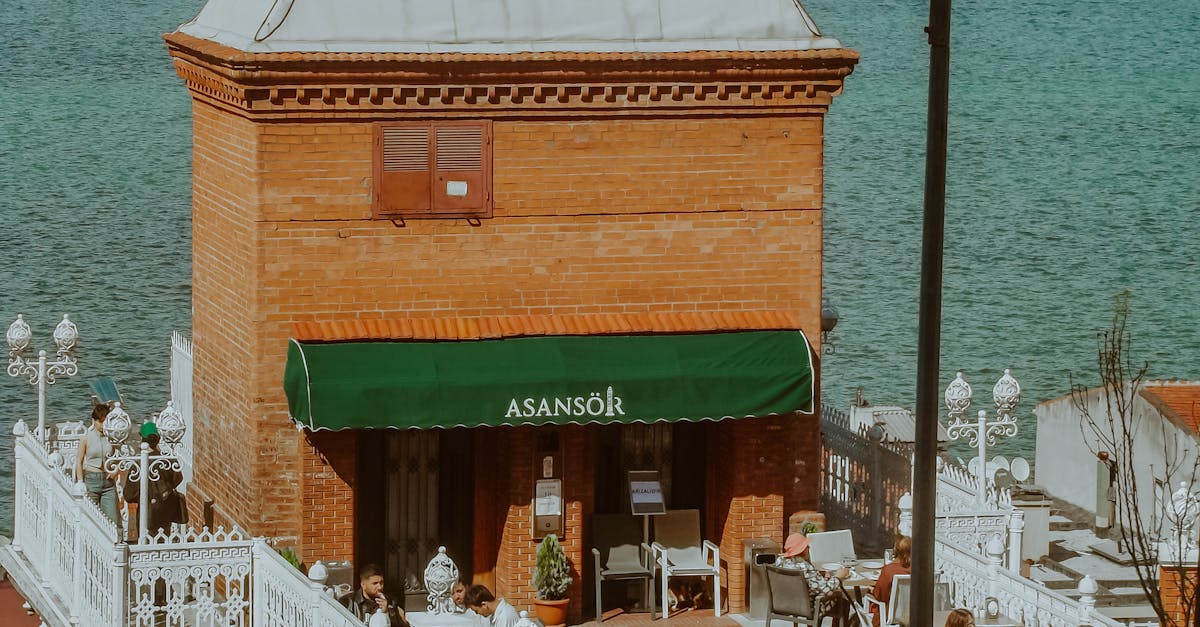 Iconic Pubs Offering Casual Meals in Byron Bay